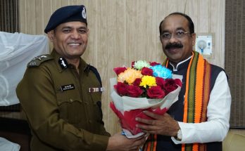 रायपुर. 16 दिसम्बर 2023 :उप मुख्यमंत्री श्री अरूण साव से आज रायपुर रेंज के पुलिस महानिरीक्षक श्री रतनलाल डांगी और रायपुर जिले के वरिष्ठ पुलिस अधीक्षक श्री प्रशांत अग्रवाल ने सौजन्य मुलाकात की। श्री साव को उन्होंने उप मुख्यमंत्री बनने पर बधाई और शुभकामना दीं। उप मुख्यमंत्री श्री साव ने इस दौरान दोनों से रायपुर रेंज और जिले में कानून-व्यवस्था की स्थिति की जानकारी ली। उन्होंने पुलिस के सभी विंग्स के बेहतर समन्वय से अपराध पर नियंत्रण के साथ नागरिकों को सुरक्षा मुहैया कराने को कहा।