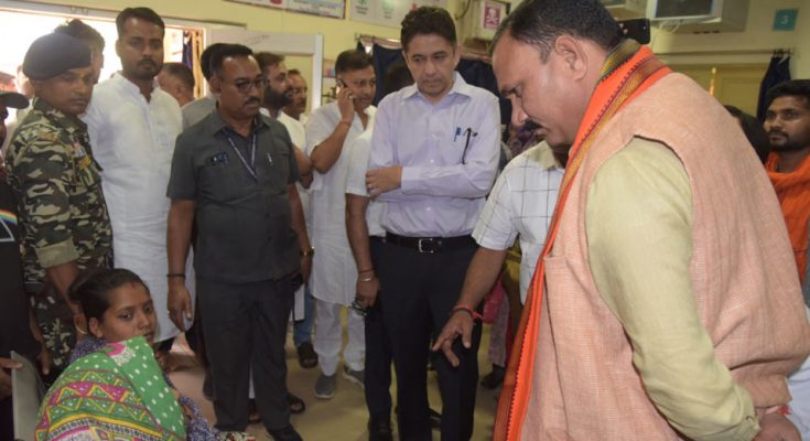 मंत्री श्याम बिहारी जायसवाल ने सरगुजा जिले में स्वास्थ्य केंद्रों का किया निरीक्षण