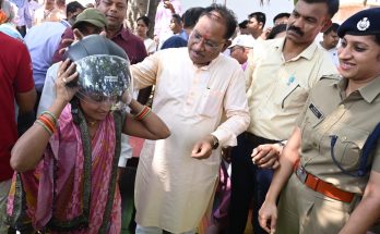 मुख्यमंत्री साय ने चौपाल में अपने हाथों से दो युवाओं को पहनाया हेलमेट