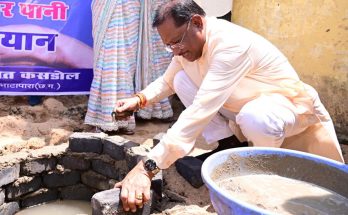मुख्यमंत्री साय ने राजमिस्त्री बनकर सोखता गड्ढे के लिए की ईंट जोड़ाई