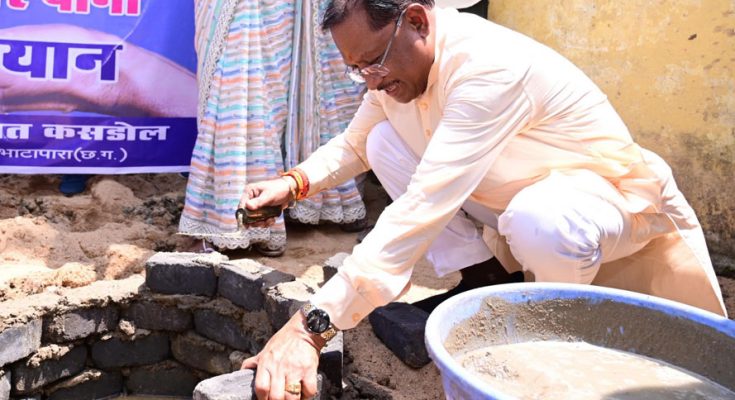 मुख्यमंत्री साय ने राजमिस्त्री बनकर सोखता गड्ढे के लिए की ईंट जोड़ाई