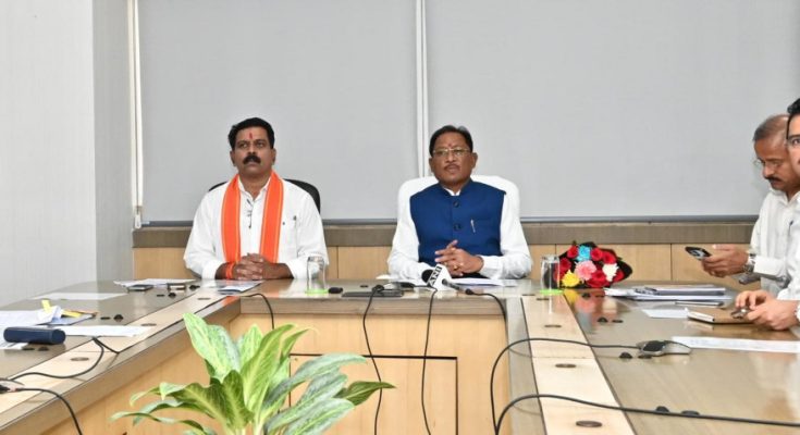 मुख्यमंत्री साय ने आत्मसमर्पित नक्सलियों और नक्सल हिंसा से पीड़ितों को जारी की प्रधानमंत्री आवास योजना की पहली किस्त