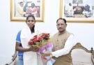 एशियन गेम्स की स्वर्ण पदक विजेता टीम की संजू देवी को मुख्यमंत्री साय ने 51 लाख रुपए की प्रोत्साहन राशि देने की घोषणा की